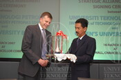 2007-03-16_Signing Ceremony - UTP - Queen's University Belfast