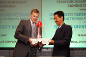 2007-03-16_Signing Ceremony - UTP - Queen's University Belfast